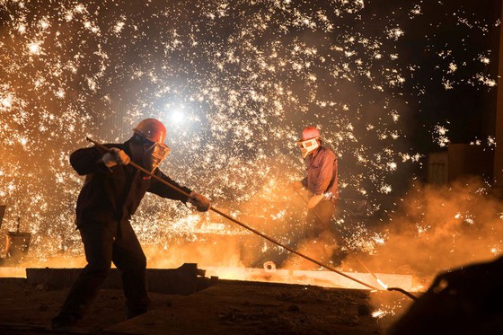 Giá thép tăng bất thường, tỷ phú Trần Đình Long cười, Vinaconex méo mặt - Ảnh 1. Giá thép tăng bất thường, tỷ phú Trần Đình Long cười, Vinaconex méo mặt - Ảnh 1.