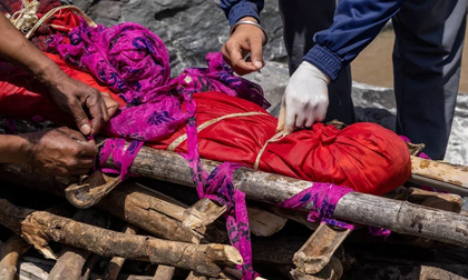 Cái chết trên dãy Himalaya: Cả làng chỉ có 1 bác sĩ, 1 bình oxy, dân nghèo và sợ đến mức không muốn xét nghiệm