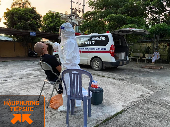 Trốn vợ con, 2 tài xế chạy xe cứu thương từ Nghệ An ra chi viện cho tâm dịch Bắc Giang - Ảnh 6.