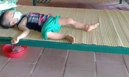 Giữa trưa Bắc Giang nắng nóng, giấc ngủ của em bé 3 tuổi đi cách ly tập trung khiến nhiều người xót xa