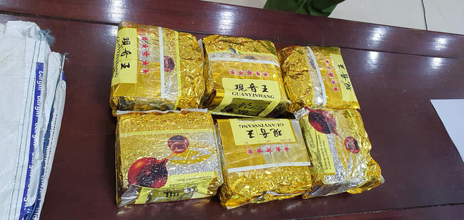 Bắt nóng 2 thanh niên chạy mô tô tốc độ cao mang 6kg ma túy đá đi ship - Ảnh 2.