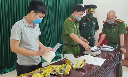 Bắt nóng 2 thanh niên chạy mô tô tốc độ cao mang 6kg ma túy đá đi 'ship'