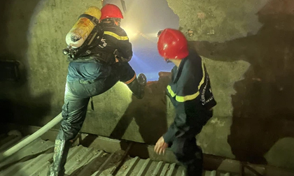 Cháy lớn căn nhà trong hẻm ở Sài Gòn, vợ tử vong, chồng và con bị thương