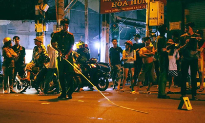 Truy đuổi kẻ cướp giật, 2 cô gái va chạm với xe ô tô ở Sài Gòn