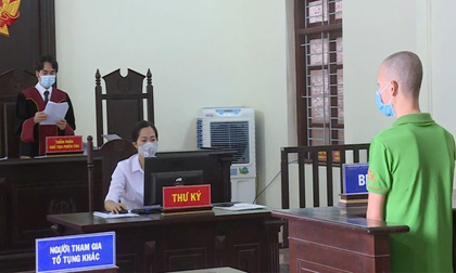 Không đeo khẩu trang, chống đối, lăng mạ cán bộ chốt kiểm dịch COVID-19, gã trai lĩnh án tù