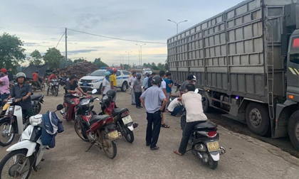 Nam công nhân bị xe tải tông chết thảm trên đường đi làm, bỏ lại vợ và 2 con nhỏ