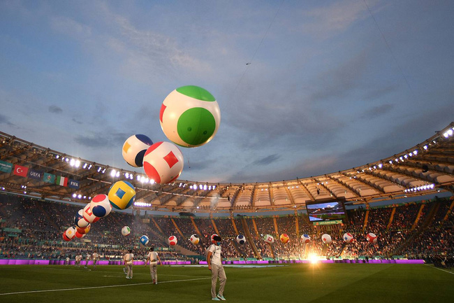 Mãn nhãn với Lễ khai mạc Euro 2020: Bữa tiệc màu sắc đầy ấn tượng mang nhiều thông điệp ý nghĩa - Ảnh 4.