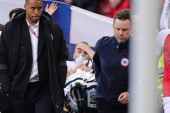 Eriksen đã qua cơn nguy kịch, người đại diện tiết lộ tình trạng của tiền vệ Đan Mạch - Ảnh 2.