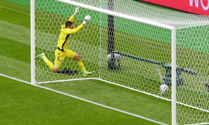 Euro 2020 xuất hiện siêu phẩm từ giữa sân, sao Man United thua cay đắng ngay trên sân nhà