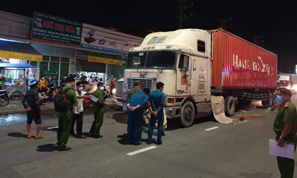 Tai nạn thương tâm giữa container và xe đạp điện, 2 mẹ con chết thảm