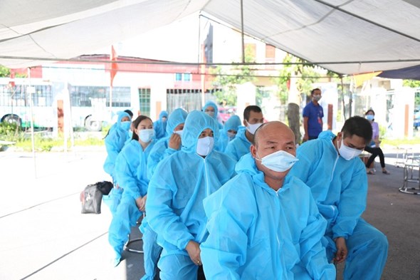 20 xe buýt đến tâm dịch Bắc Giang đón gần 290 người về Hà Nội - Ảnh 3.