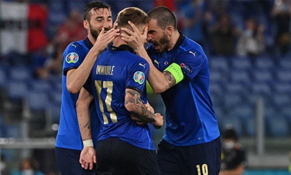 Italia hùng dũng khẳng định tham vọng vô địch; Gareth Bale hóa 'siêu nhân' gồng gánh Xứ Wales