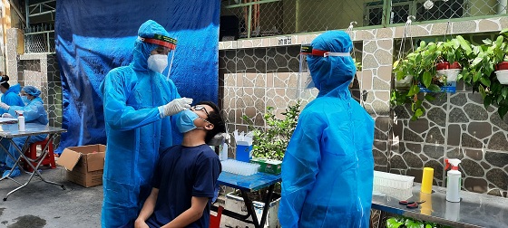 Số ca mắc Covid-19 tại TP HCM tăng kỷ lục, chuyên gia đề xuất cho người dân tự test Covid-19 - Ảnh 1.
