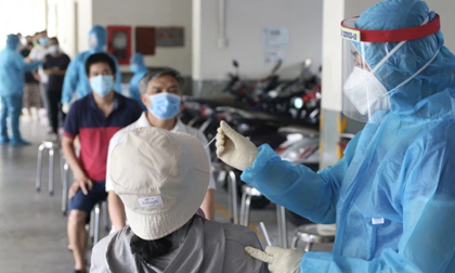 Số ca mắc Covid-19 tại TP HCM tăng kỷ lục, chuyên gia đề xuất cho người dân tự test Covid-19