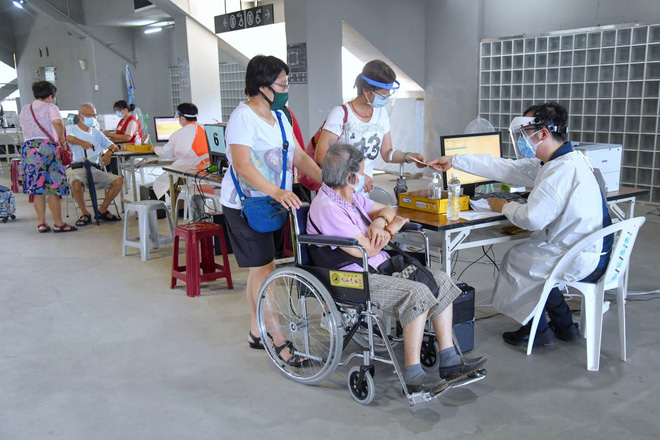Đài Loan chính thức lên tiếng về nguyên nhân 49 người tử vong sau khi tiêm vaccine Covid-19 - Ảnh 1.
