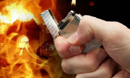 Cho vay tiền đòi không được, nửa đêm chủ nợ mang dầu đến châm lửa đốt nhà con nợ