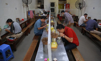 Hà Nội cho phép mở lại dịch vụ cắt tóc, gội đầu, ăn uống trong nhà từ 0h ngày mai
