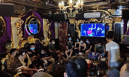 Giữa mùa dịch COVID-19, 20 nam thanh nữ tú ở Lào Cai tụ tập hát karaoke