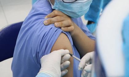 Sau khi tiêm vắc xin Covid-19, nếu gặp 4 dấu hiệu này cần đi khám ngay