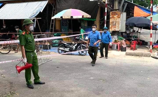 2 người phụ nữ buôn bán rau quả ở chợ đầu mối Vinh mắc Covid-19, cả chợ bị phong tỏa - Ảnh 3.