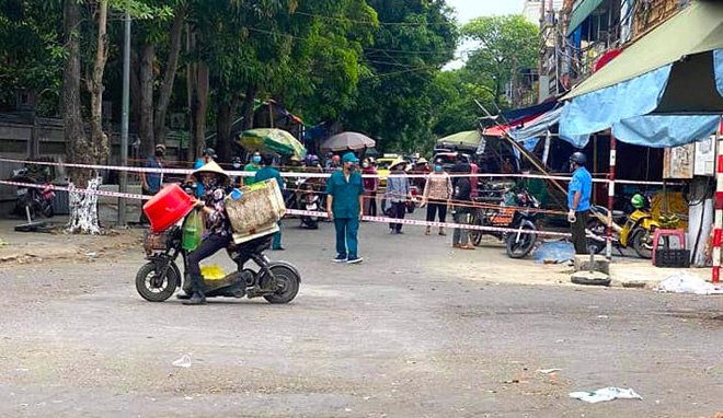 2 người phụ nữ buôn bán rau quả ở chợ đầu mối Vinh mắc Covid-19, cả chợ bị phong tỏa - Ảnh 4.