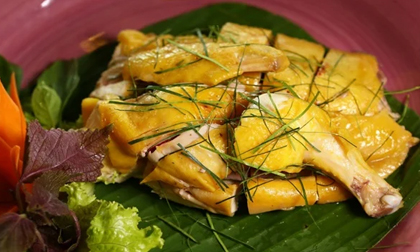 Luộc gà làm thêm bước này: Thịt thơm ngon, da vàng ruộm giòn sần sật