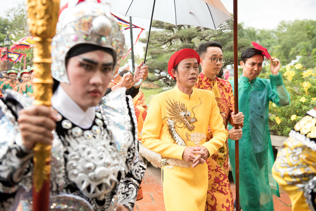 NS Hoài Linh nói gì khi bị khán giả nhắc nhẹ đừng ăn chặn Nhà thờ Tổ? - Ảnh 3.
