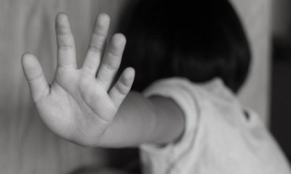 Phê chuẩn lệnh bắt 'yêu râu xanh' 71 tuổi nhiều lần xâm hại 2 bé gái 8 tuổi