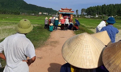 Thi thể 2 mẹ con ôm chặt nhau dưới ao nước bên đường