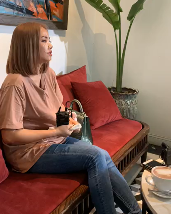 Hoàng Yến băng bó mặt, sợ hãi: Tôi bật dậy thì thấy anh ta cầm con dao dí vào mặt mình - Ảnh 1.