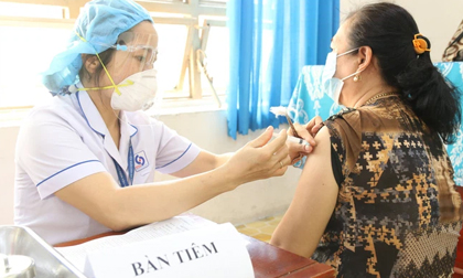 Sau khi tiêm vắc xin Covid-19, có được uống rượu bia không?
