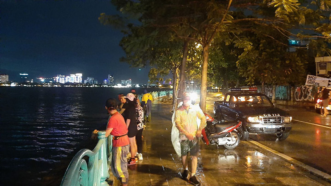 NÓNG: Bị lật thuyền trong lúc mưa to, dông lốc, người đàn ông bị sóng đánh ra giữa Hồ Tây - Ảnh 3.