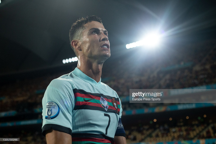 Ronaldo giận dữ ném đi băng đội trưởng, Bồ Đào Nha bị nhấn chìm bởi siêu phẩm theo kiểu CR7 - Ảnh 9.
