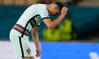 Ronaldo giận dữ ném đi băng đội trưởng, Bồ Đào Nha bị 'nhấn chìm' bởi siêu phẩm theo kiểu CR7