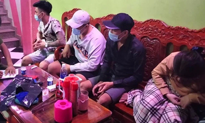 Mở cửa phục vụ 10 nam thanh nữ tú 'bay lắc' giữa mùa dịch Covid-19, quán karaoke bị thu hồi giấy phép