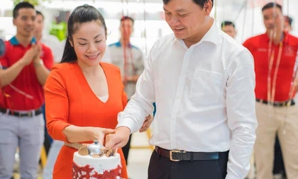 Shark Phú lần đầu khoe ảnh chụp cùng phu nhân trên mạng xã hội nhân ngày Gia đình Việt Nam