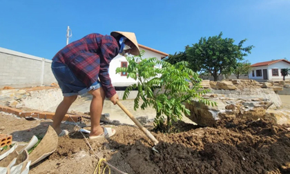 Trường Giang chuyển hẳn sang làm phụ hồ trong thời gian nghỉ dịch