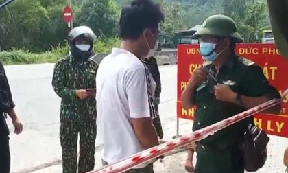Xin ra ngoài khu phong tỏa để mua thuốc cho cha bệnh nặng, thanh niên lại đi mua ma túy