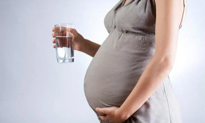 Mẹ bầu uống nước vào 4 thời điểm: Ối trong, sạch, thai nhi phát triển khỏe mạnh