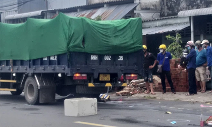 Tai nạn giao thông khiến 2 phụ nữ đi xe máy tử vong thương tâm dưới gầm xe tải