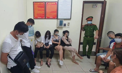 Diễn biến nóng vụ nhóm nam thanh nữ tú tụ tập hát karaoke, phá 'chuồng cọp' bỏ chạy khi thấy công an