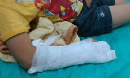 Bé gái 5 tuổi bị bố giẫm vỡ bụng, nụ cười hả hê của người mẹ tại bệnh viện tố cáo vụ bạo hành kinh hoàng