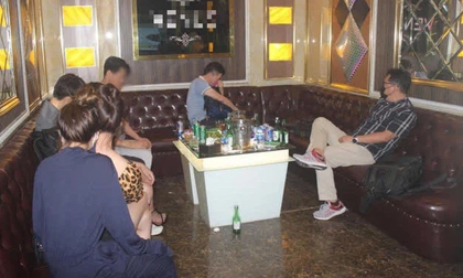Hà Nội: Bắt quả tang hơn 20 khách Hàn Quốc và gần 20 nhân viên nữ đang hát karaoke giữa dịch COVID-19