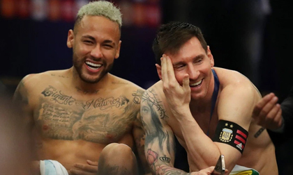 Neymar gây tranh cãi lớn khi vừa khóc nức nở vì thua trận xong đã vui vẻ cười đùa với Messi