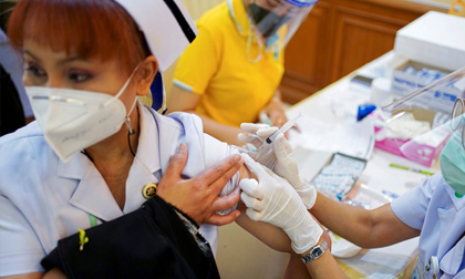 Hơn 600 nhân viên y tế Thái Lan nhiễm COVID-19 dù đã tiêm 2 liều vaccine của Trung Quốc