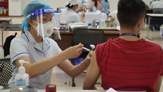 TP. HCM đã có hơn 15 nghìn ca mắc Covid-19; Những ai sẽ được tiêm vắc xin ngay trong tháng 7? - Ảnh 1. TP. HCM đã có hơn 15 nghìn ca mắc Covid-19; Những ai sẽ được tiêm vắc xin ngay trong tháng 7? - Ảnh 1.