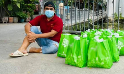 Quyền Linh gây xúc động khi đi vào từng hẻm sâu để tặng quà cứu trợ cho bà con mùa dịch