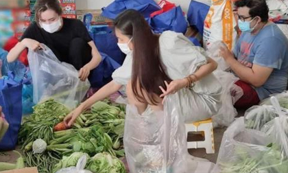Thủy Tiên và Công Vinh tự tay chia rau củ gửi cho 5.000 người nghèo ở Sài Gòn