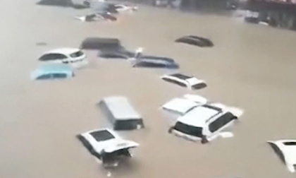 Trung Quốc: Mưa lớn '5.000 năm mới gặp 1 lần', Thiếu Lâm Tự đóng cửa, ô tô 'trôi trên đường như há cảo'