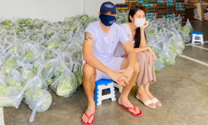 Vợ chồng Thủy Tiên bán rau 1 tỷ 1 bó nhưng tuyên bố giảm giá sốc vì mùa dịch